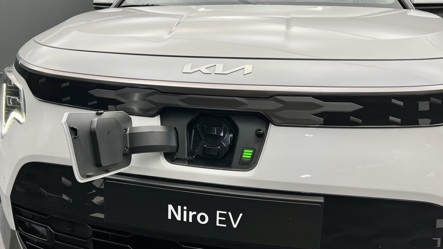 Der Ladeanschluss steckt in der Frontmaske. Auch Vehicle-to-Load ist möglich.