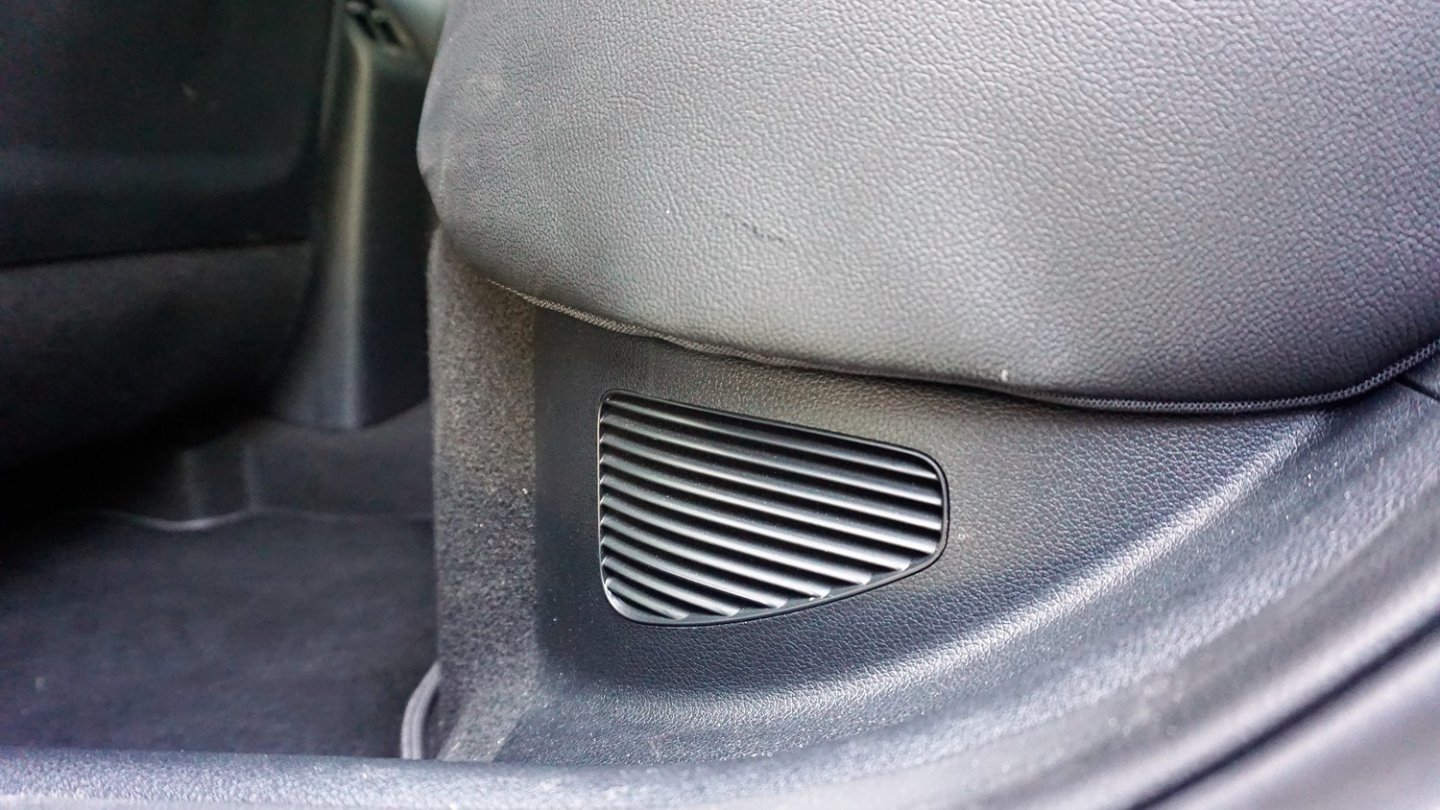 Die Batterie steckt unter der Rücksitzbank. Hier: die Lüftungssschlitze.