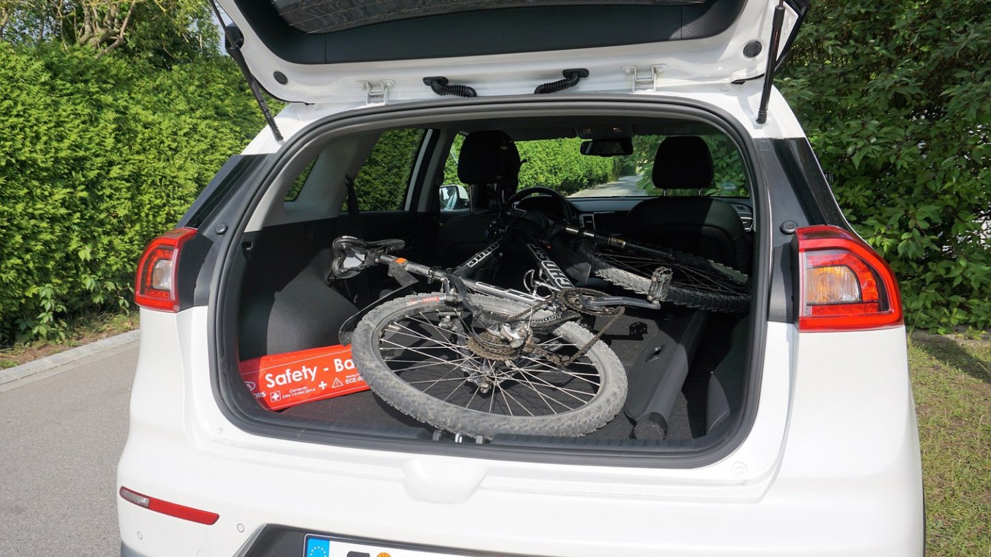 In den Kofferraum passt bei Bedarf auch ein Fahrrad als Range Extender.