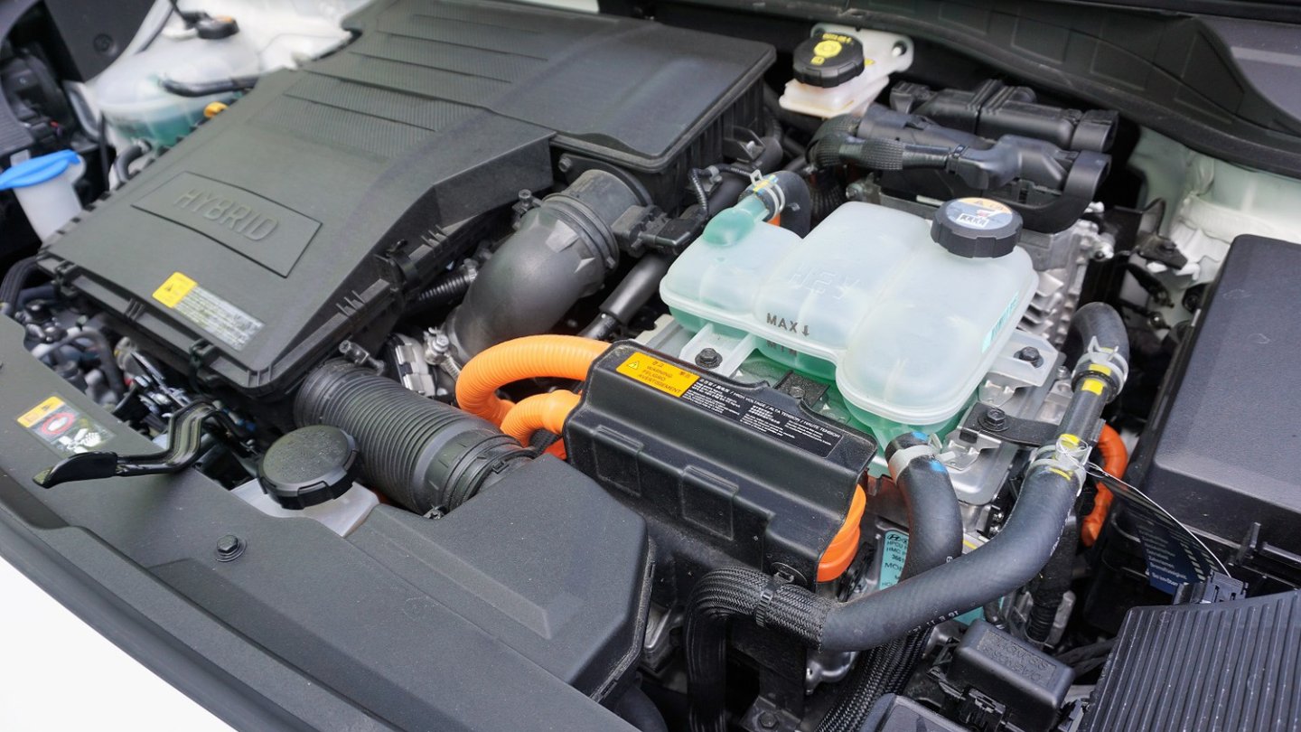 Unter der Haube stecken der 1,6 Liter Benziner und das Hybridsystem.