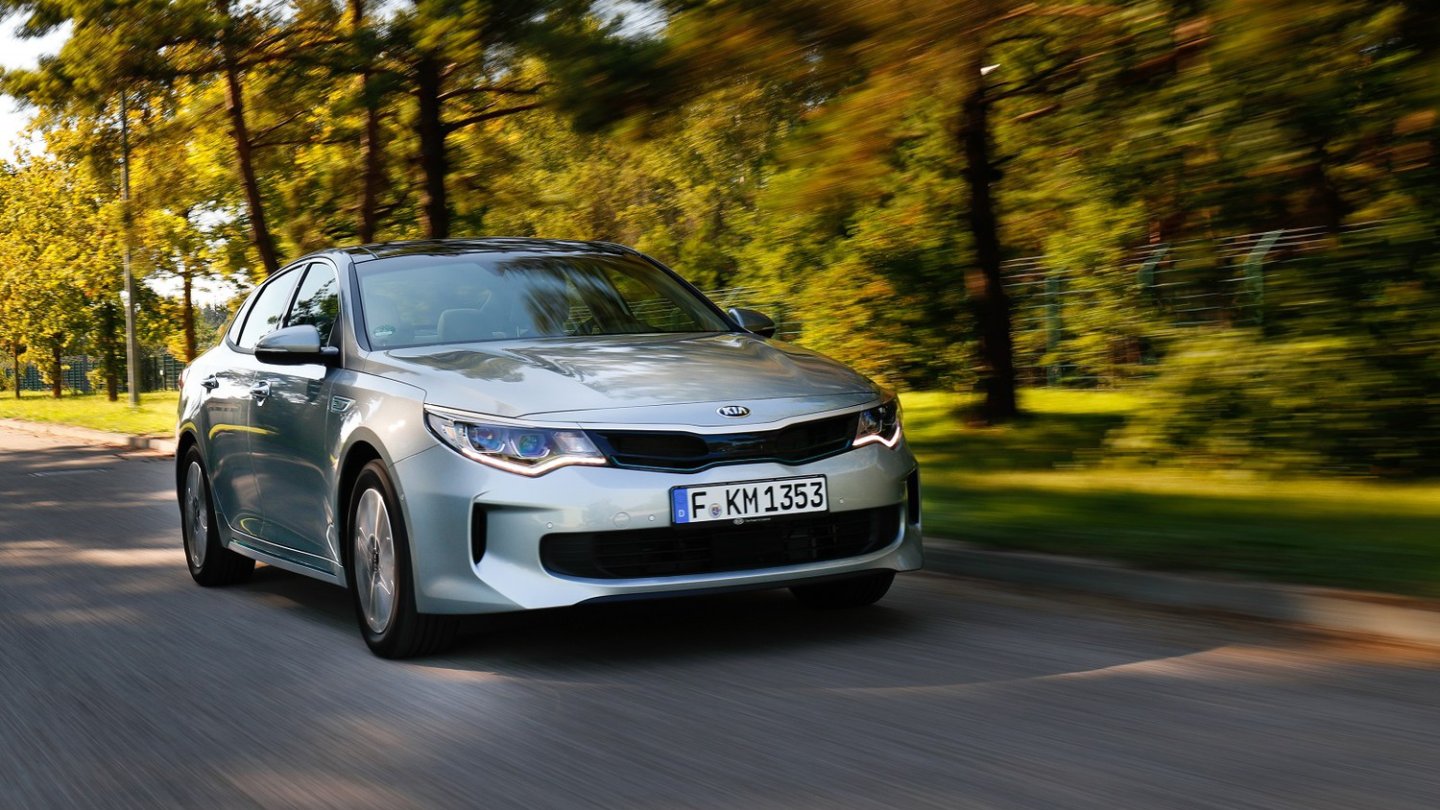 Zur Föderung der entspannten Gangart: Der Kia Optima Plug-in Hybrid will keine Bäume ausreissen, er will sie schützen.