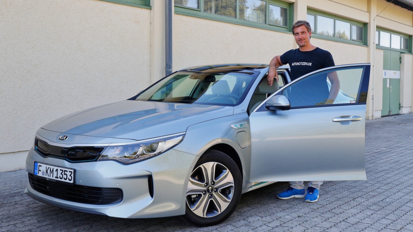 Der Probefahrer in Warteposition. Auf die Kombination aus Plug-in Hybrid und Laderaum im Sportswagon.