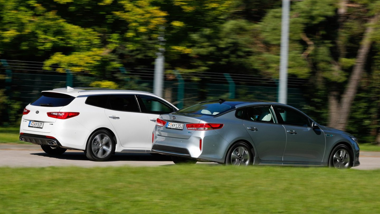 Getrennt konnten sie auf Testfahrt gehen: Der Kia Optima Sportswagon und der Plug-in Hybrid. Das wächst Mitte 2017 zusammen.