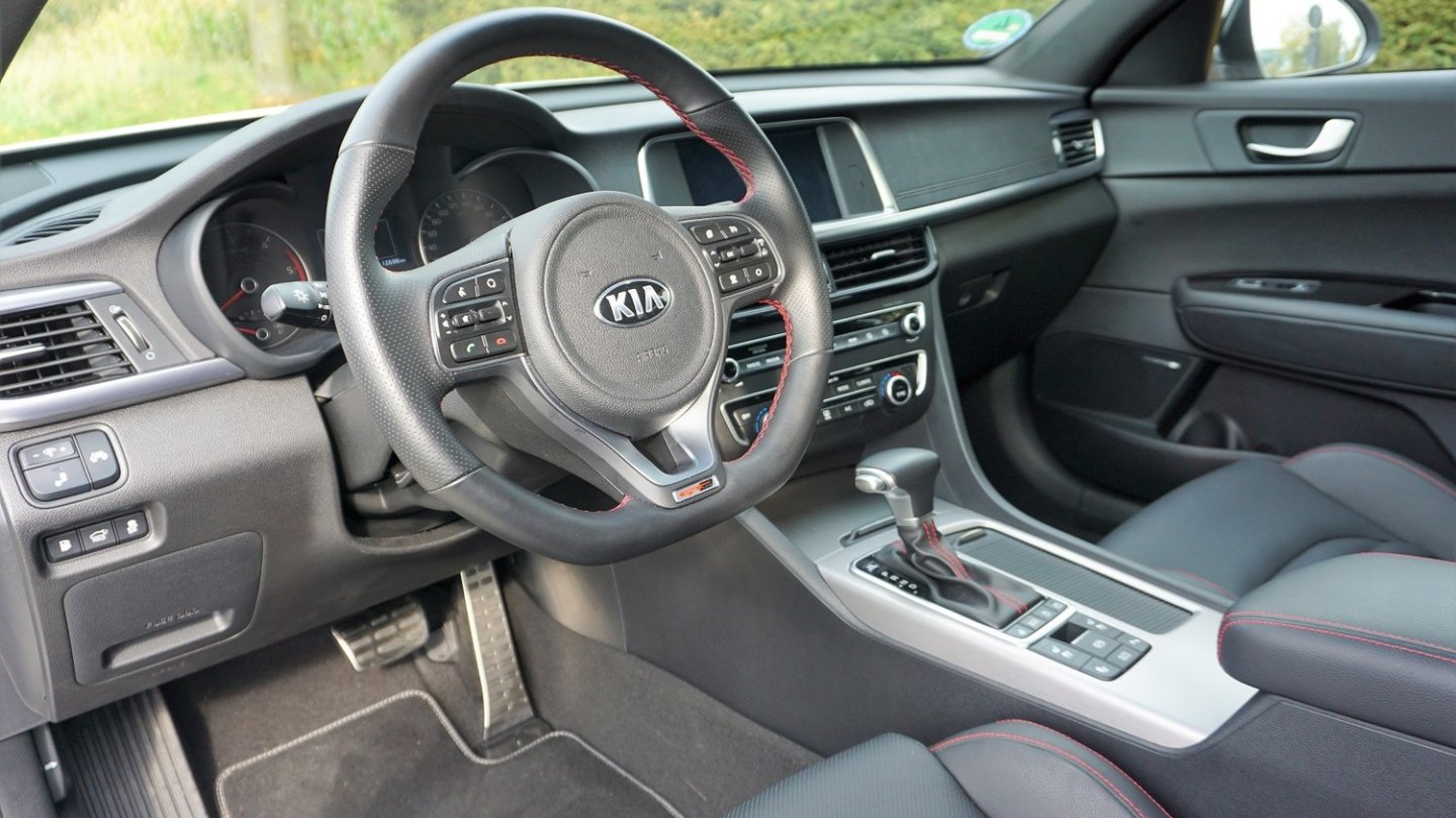 Das Cockpit ist übersichtlich und sehr hochwertig verarbeitet.