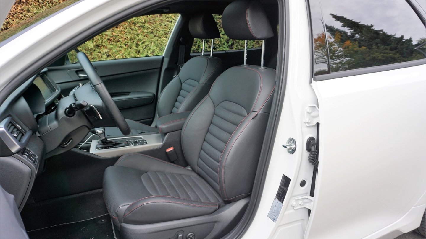 Bequeme Sportsitze, im Leder finden sich rote Kontrastnähte.