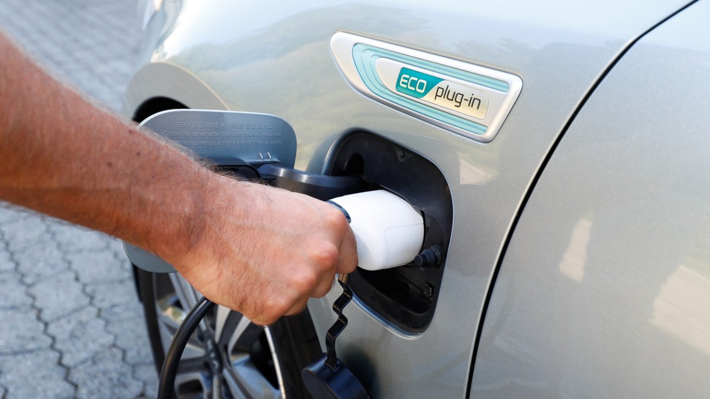 Strom tankt auch der Kombi am linken Kotflügel.