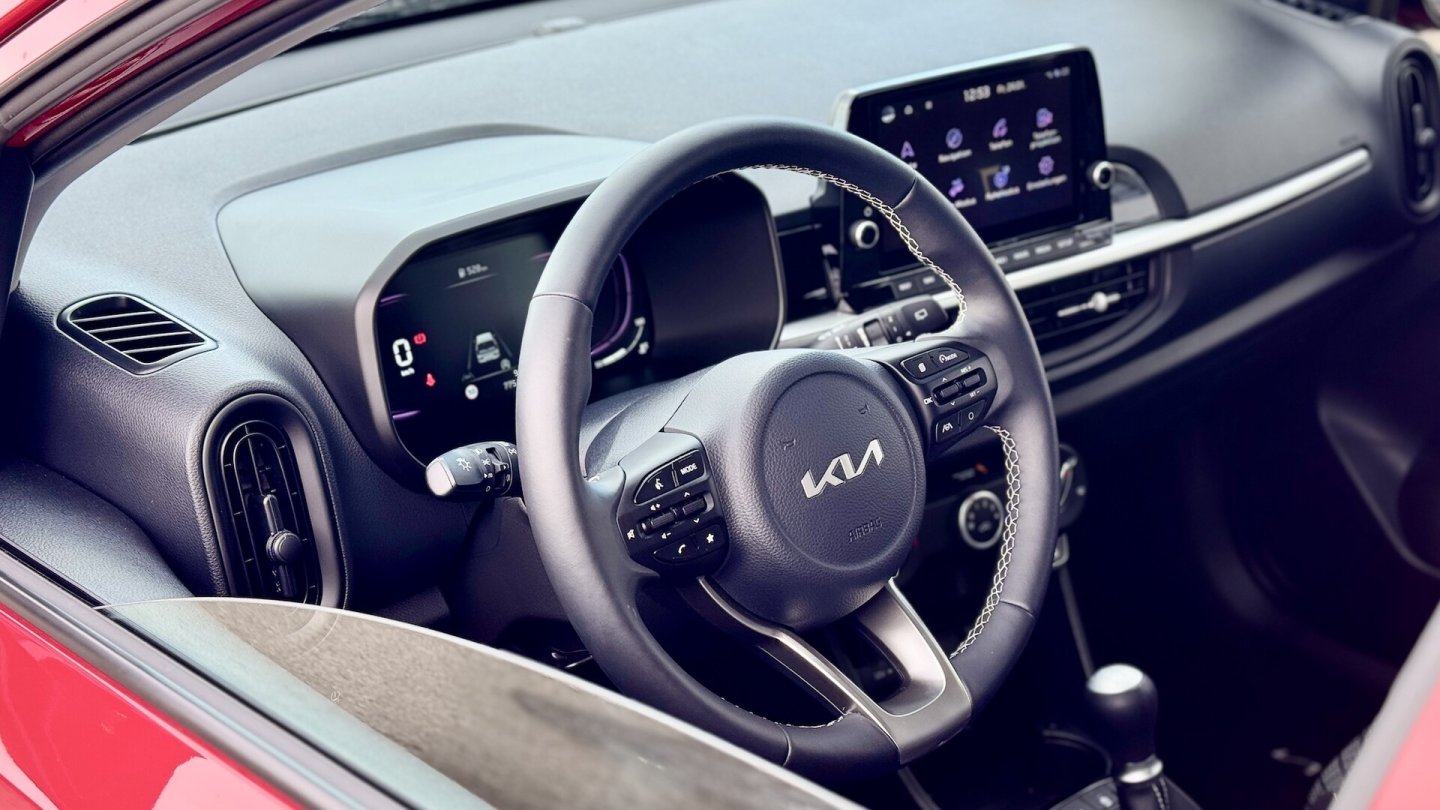 Die digitalen Instrumente hinter dem Lenkrad kamen zum Facelift neu.