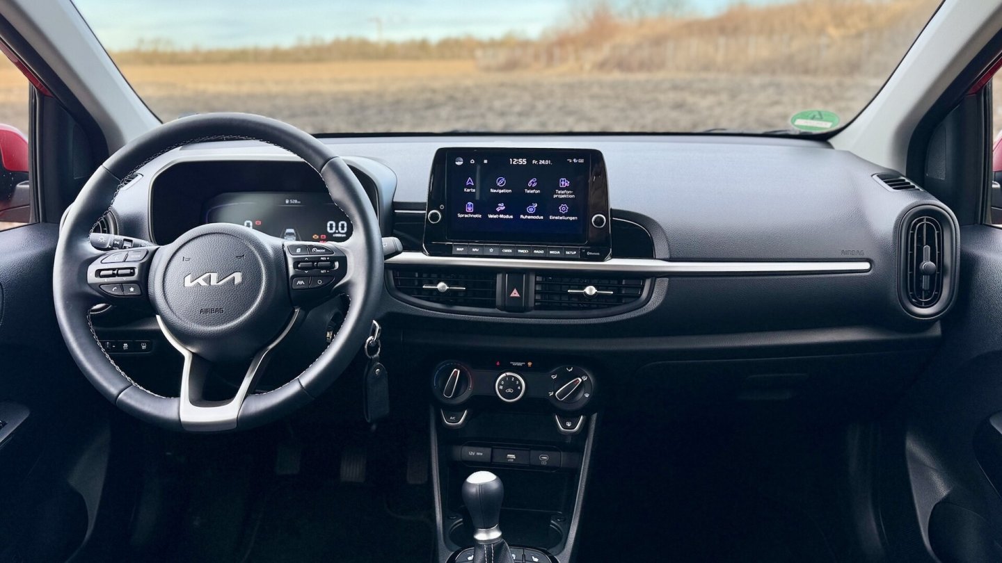 Das acht Zoll große Display und ein Navigationssystem sind ab der Basis Serie.