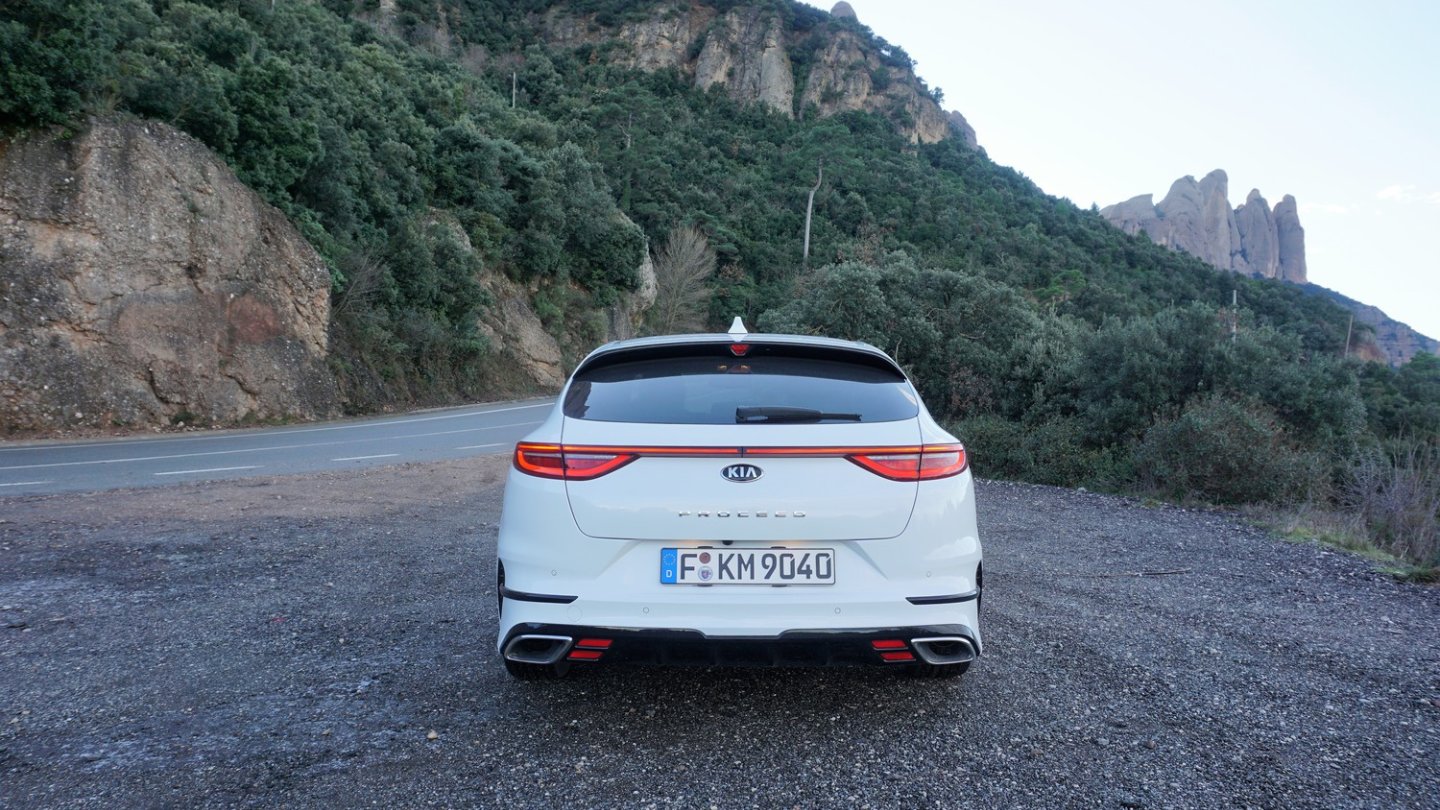 Keine Fakes, zwei Endrohre hinter den Blenden.