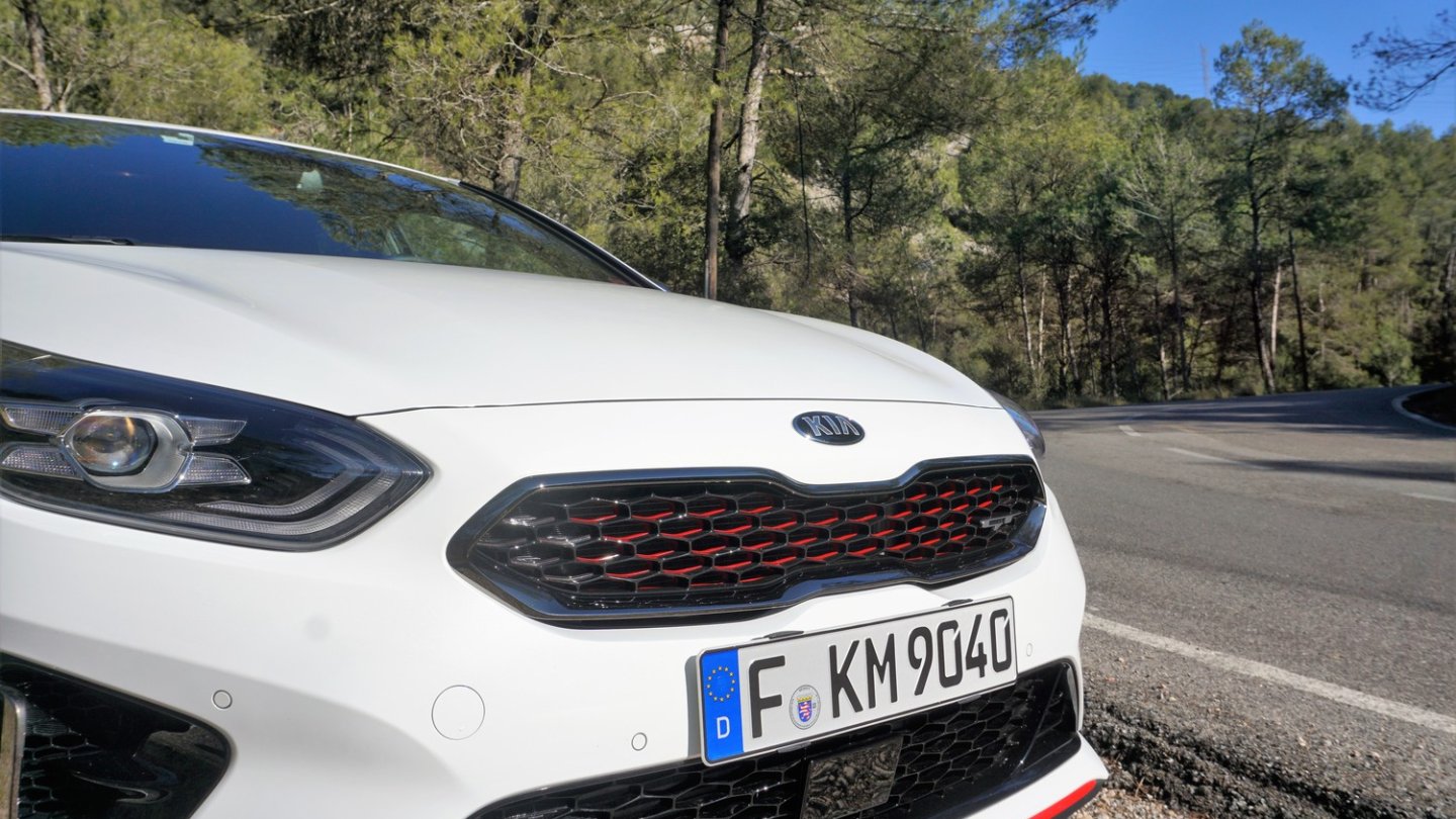 Rote Details wie die im Kühlergrill deuten auf die GT-Version hin.