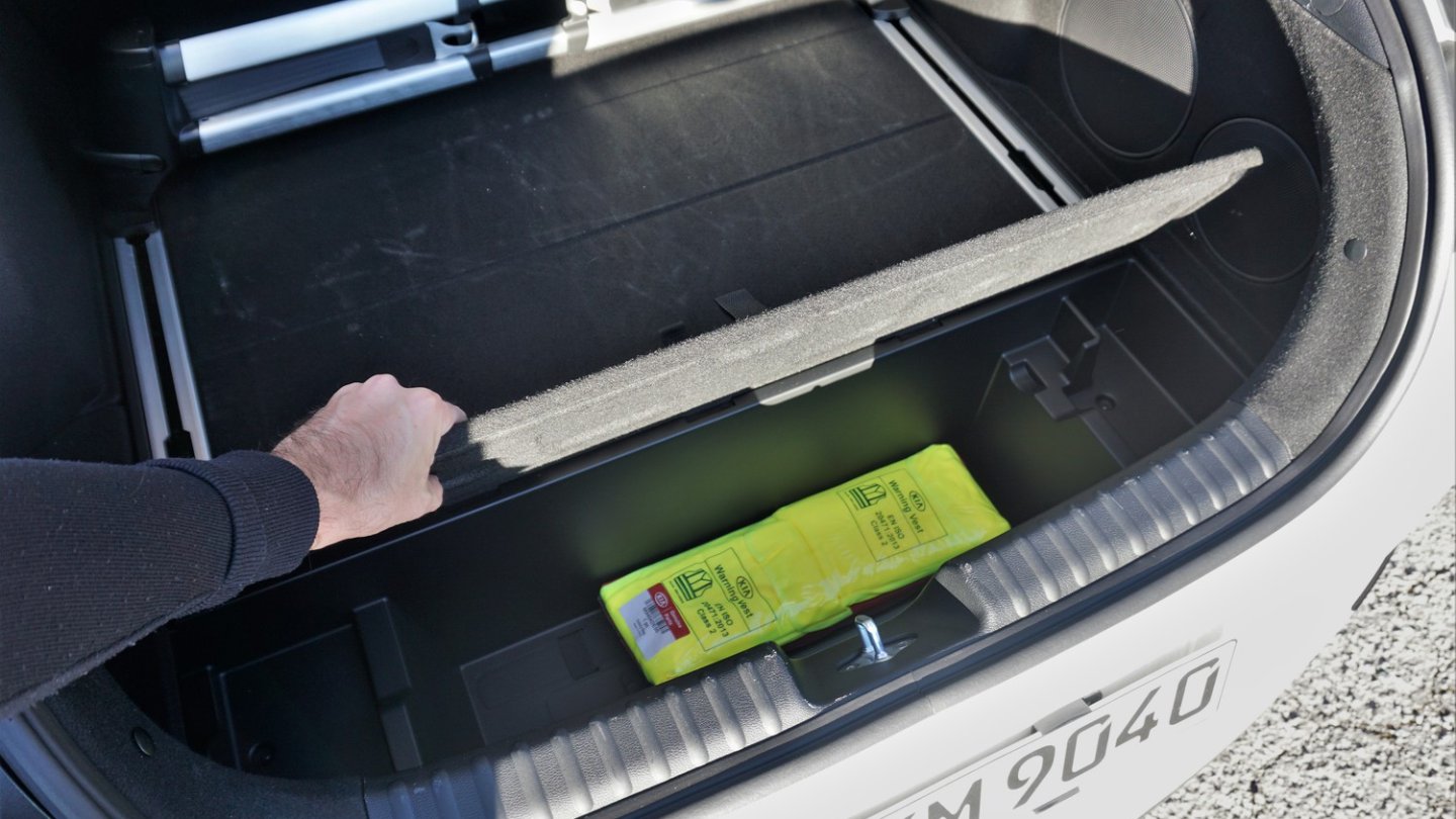 Klevre Fächer mit praktischen Klappen unter dem großen Kofferraum.