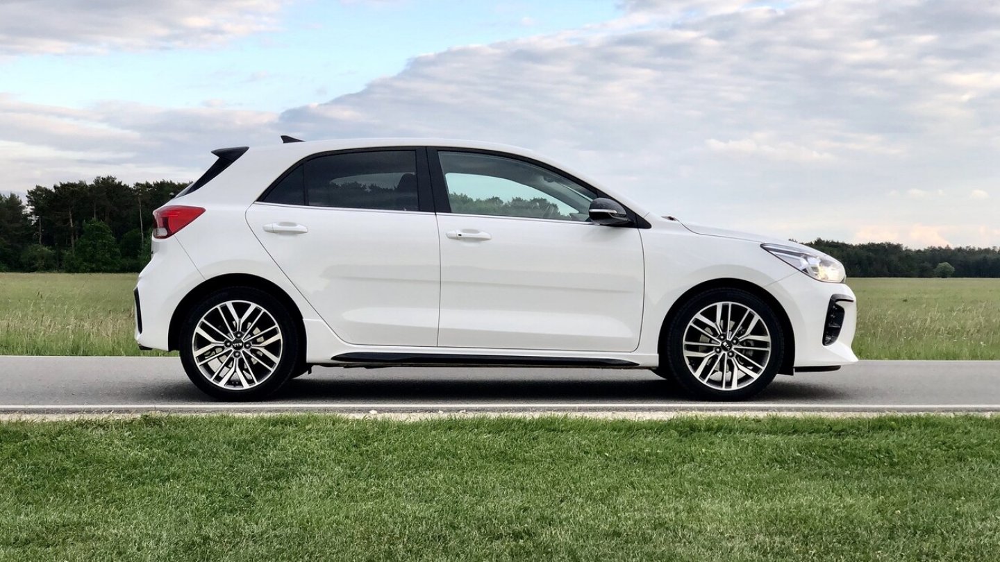 17 Zoll große Leichtmetallfelgen sind serienmäßig.