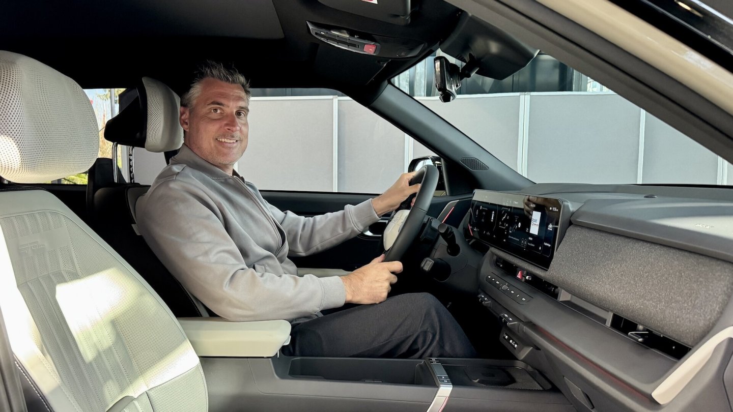 Auf dem großen Fahrersitz hat man sehr viel Platz, eine Lüftung gibt es wohl als Option.