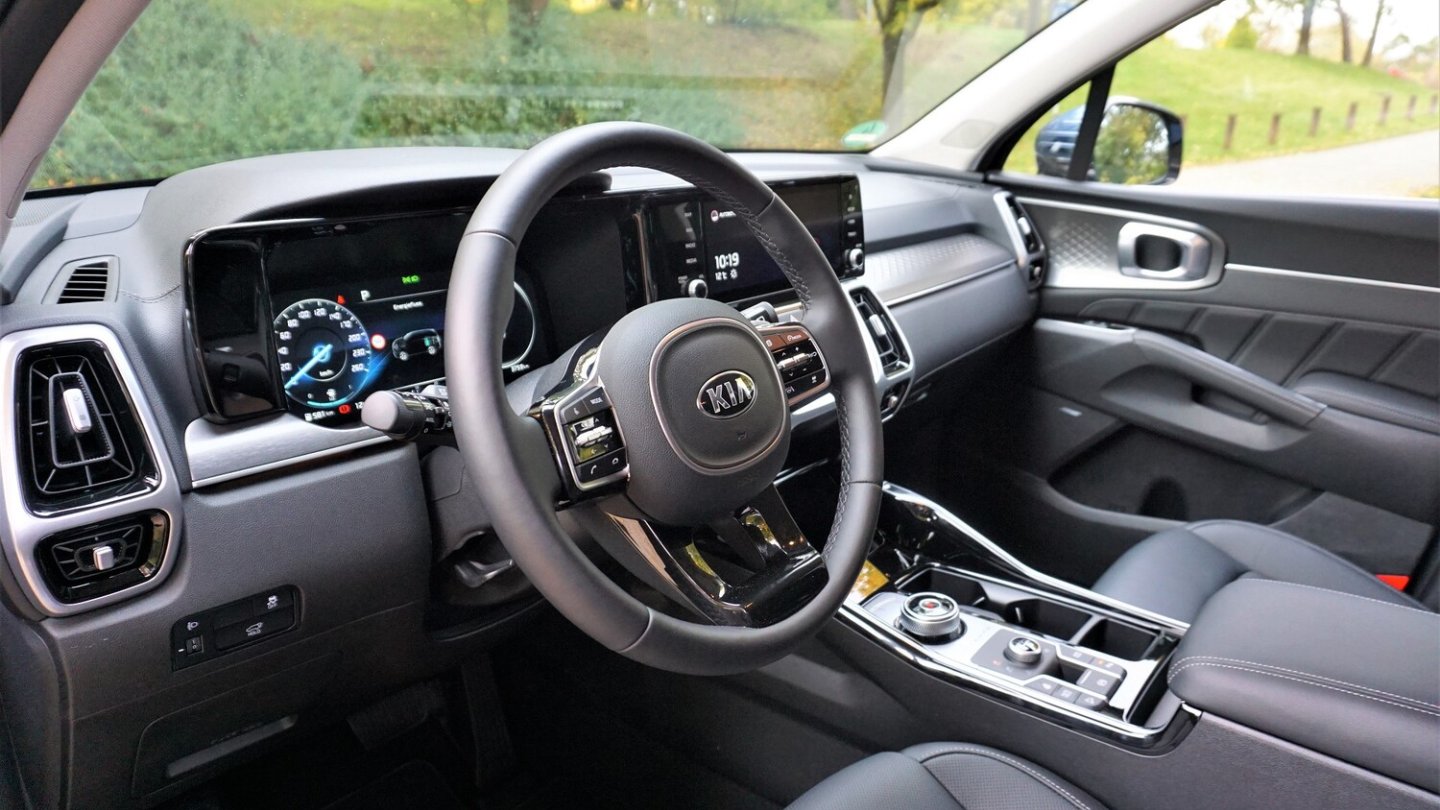 Große Displays bestimmen das Cockpit des neuen Sorento.