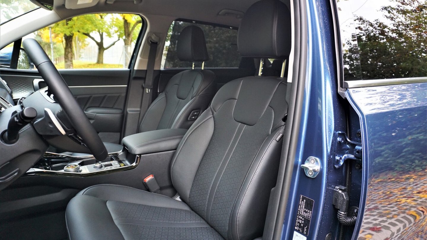 Bequeme Size für Fahrer und Beifahrer, im Spirit mit Lederbezügen.