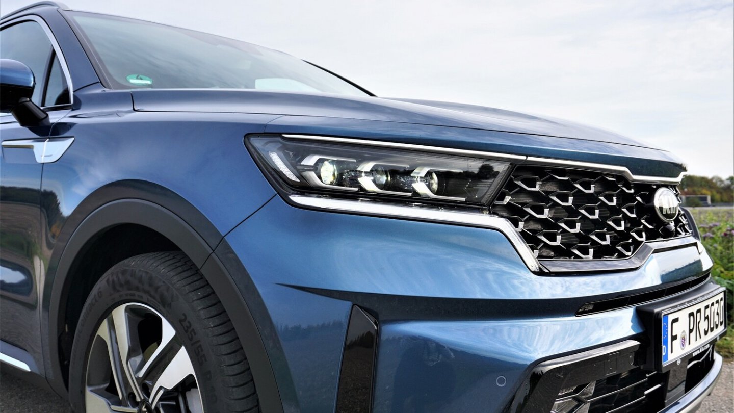 Prägnante Tagfahrlicht-Leisten unter den LED-Scheinwerfern.