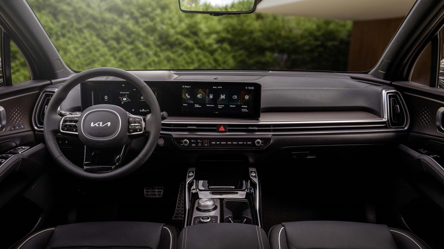 Die beiden Displays liegen unter einer gemeinsamen Abdeckung.