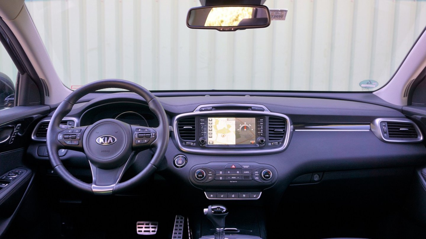 Das Cockpit ist top verarbeitet. Die Materialen halten Respektabstand zu Premium-Konkurrenten.