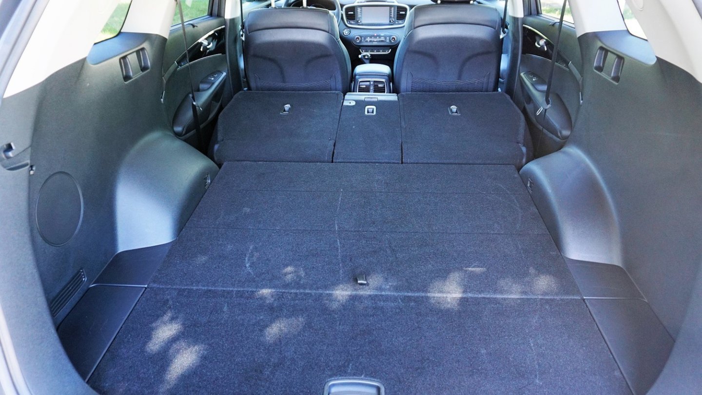 Der Kofferraum ist auch bei aufgestellten Rücksitzen enorm groß. Mit umgeklappter Bank wird er zum Kleintransporter.
