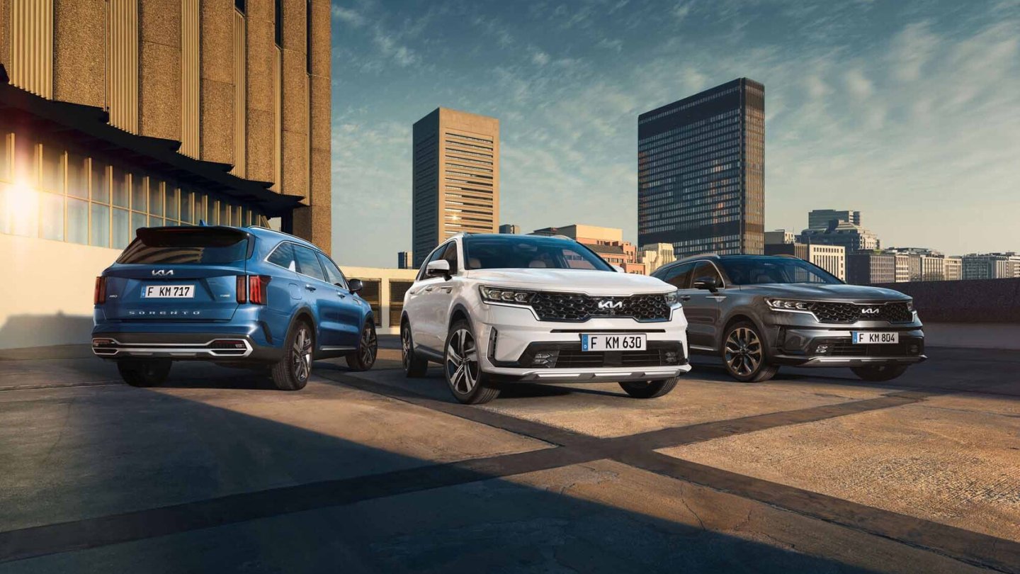 Das neue Modelljahr ist an den Markenlogos zu erkennen.