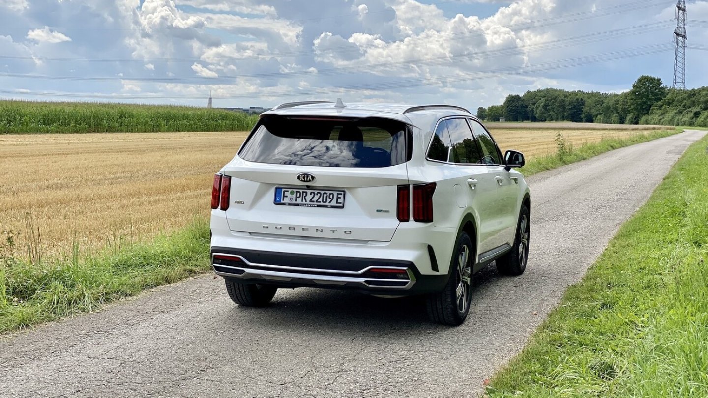 Auch bei den aufrechten LED-Heckleuchten geht der Sorento einen eigenen Design-Weg.