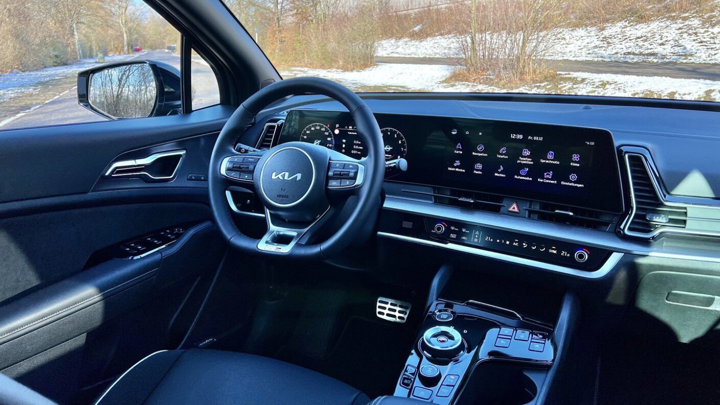 Große Displays unter einer gemeinsamen Abdeckung dominieren das Cockpit.