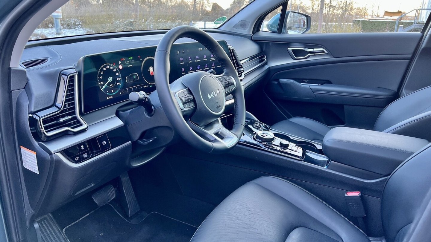 Das Drehrad auf der Mittelkonsole hat auch die Wandlerautmatik der Hybrid-Version.