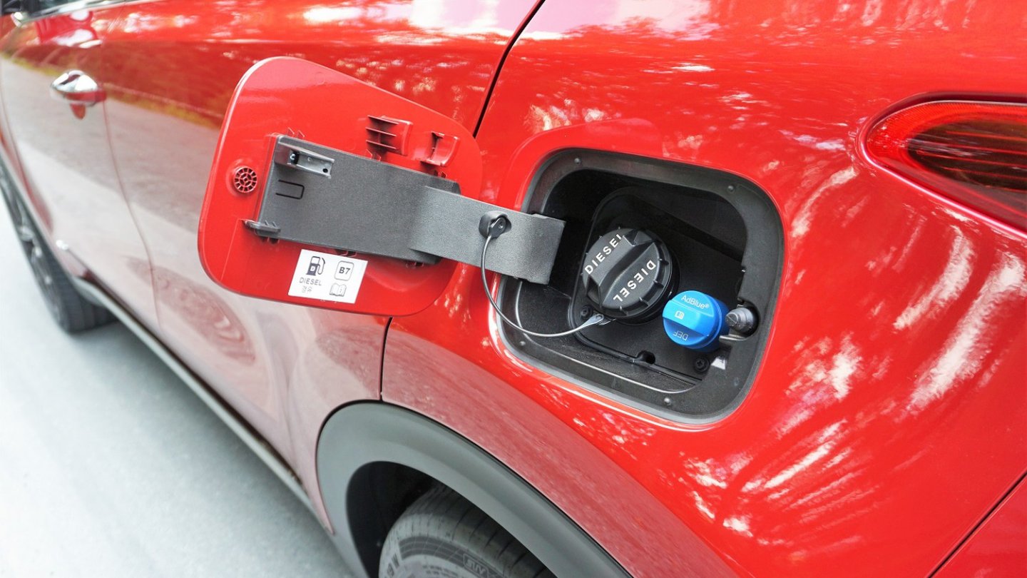 Der AdBlue-Einfüllstutzen liegt beim Diesel unter der Tankklappe.