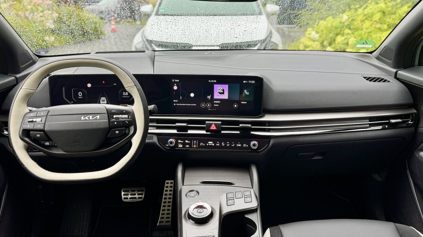 Das Zweispeichenlenkrad ist neiu, ebenso die Software und das optionale HEad-up-Display.