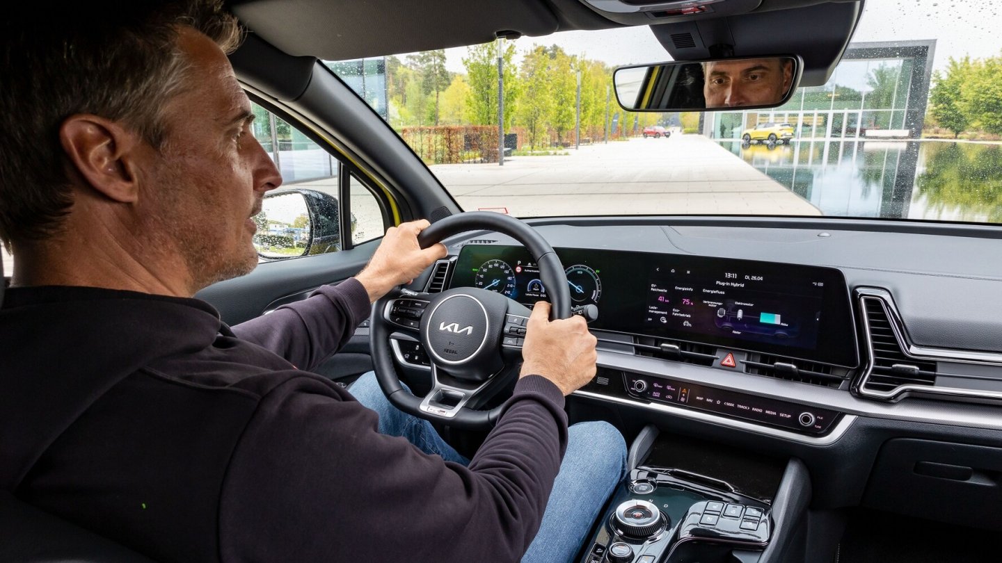 Das Lademanagement lässt sich auch über das Infotainmentsystem programmieren.