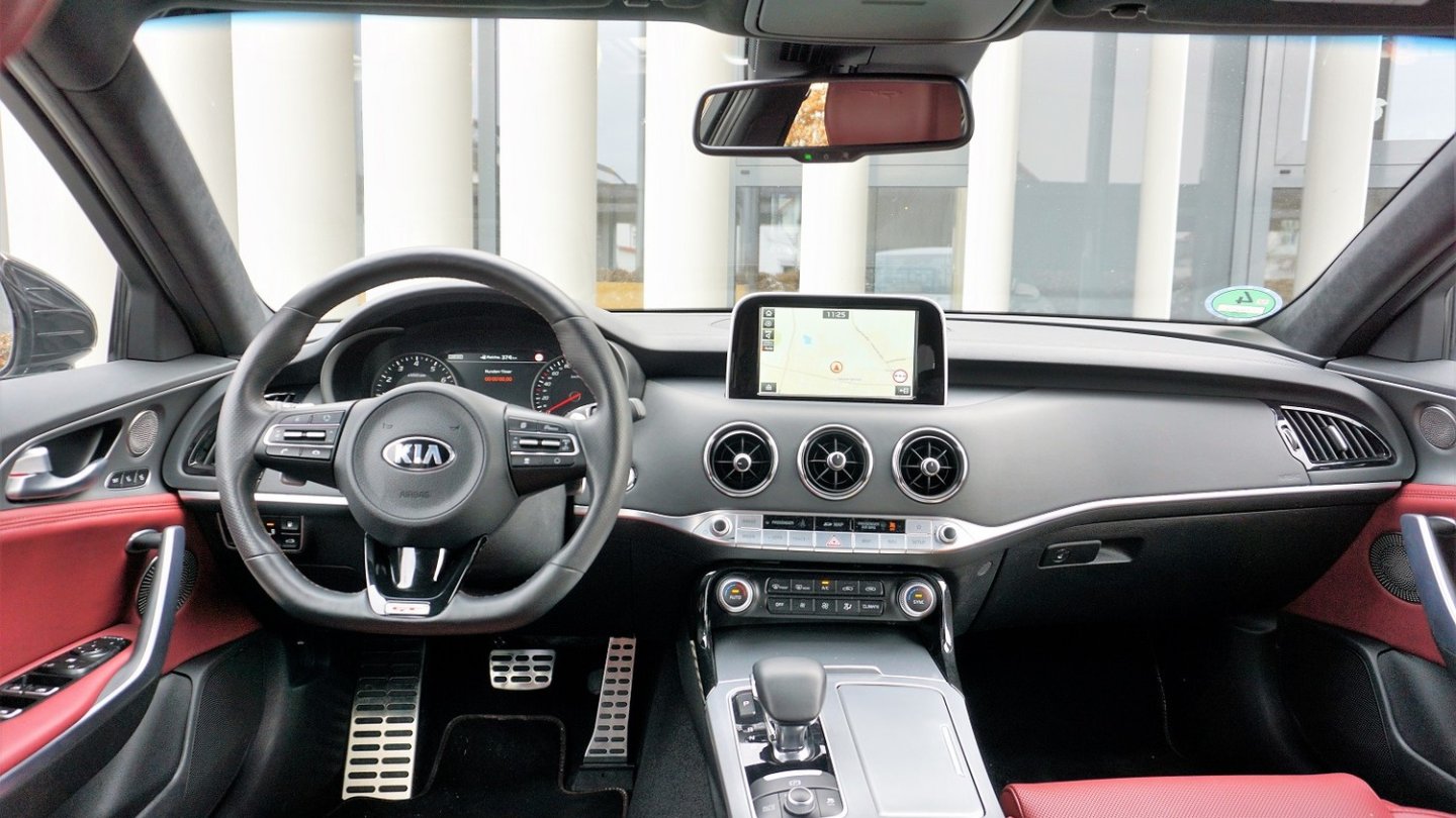 Auch innen überzeugt das Design des Stinger. Nur der Touchscreen ist schlecht erreichbar.