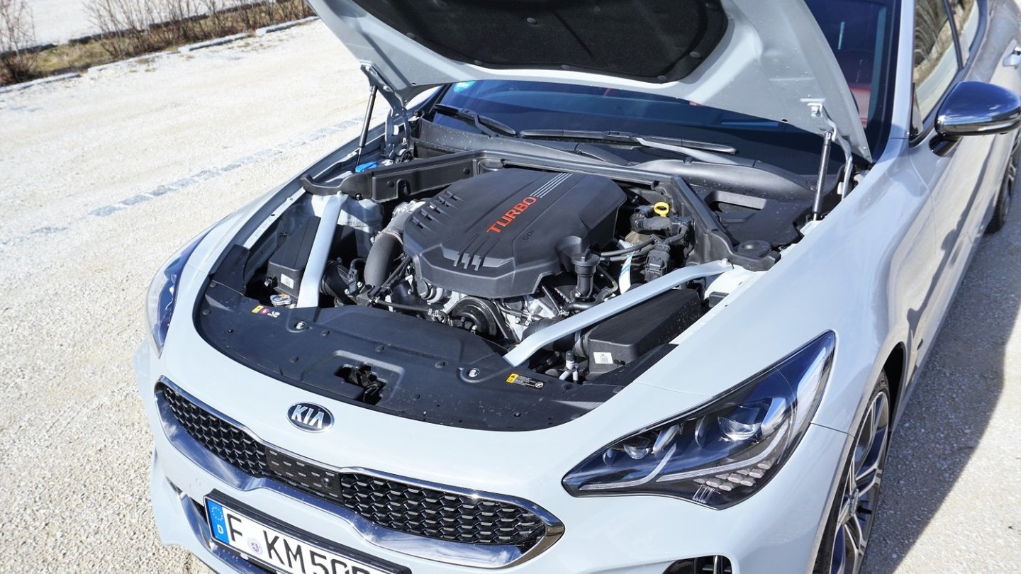 Streben für einen stabilen Vorderwagen, dahinter der V6.