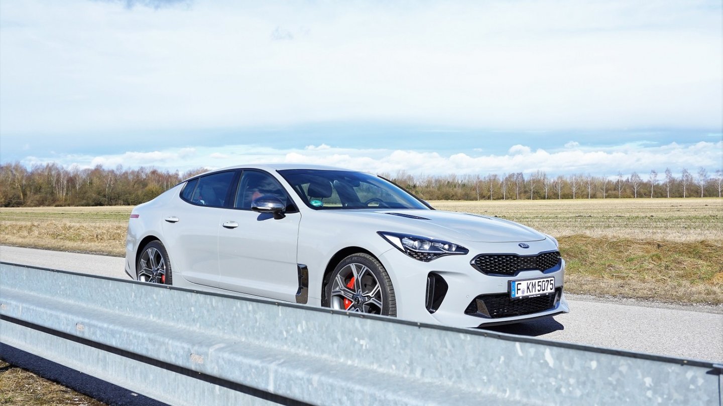 Der lockt dich auf die Straße. Der Kia Stinger GT sorgt für Fahrspaß.