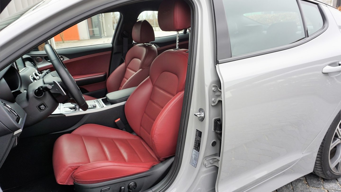 Der Fahrersitz bietet in der Breite einstellbare Seitenwangen.