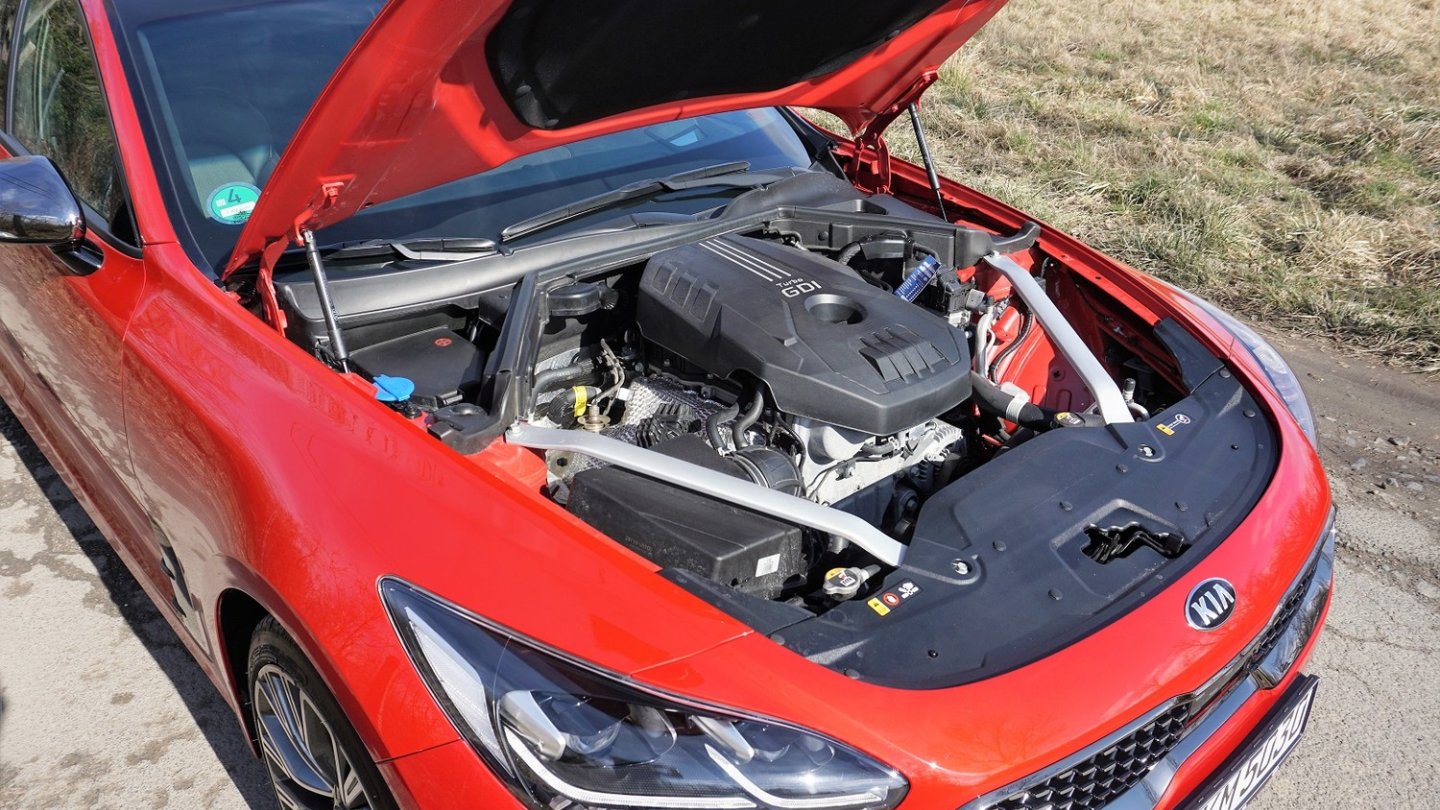 Blick auf den 2.0 T-GDI unter der Stinger-Motorhaube.