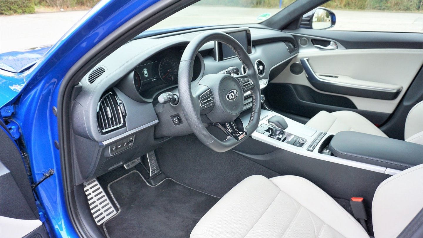 Alle Kia Stinger überzeugen mit viel Platz und einer tiefen Sitzposition.