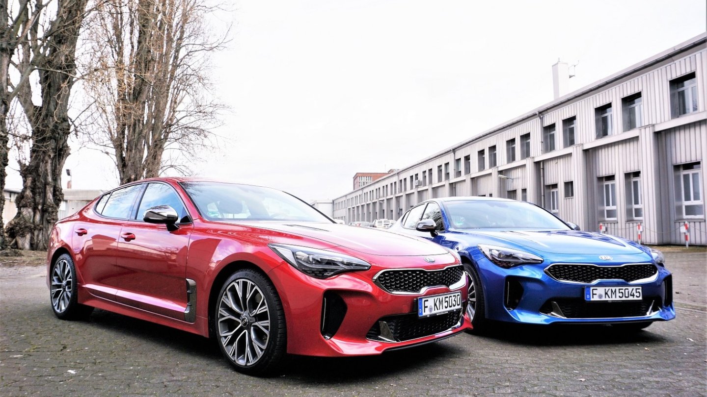 Links der Kia Stinger 2.0 T-GDI, im blauen Auto steckt der CRDI-Diesel.