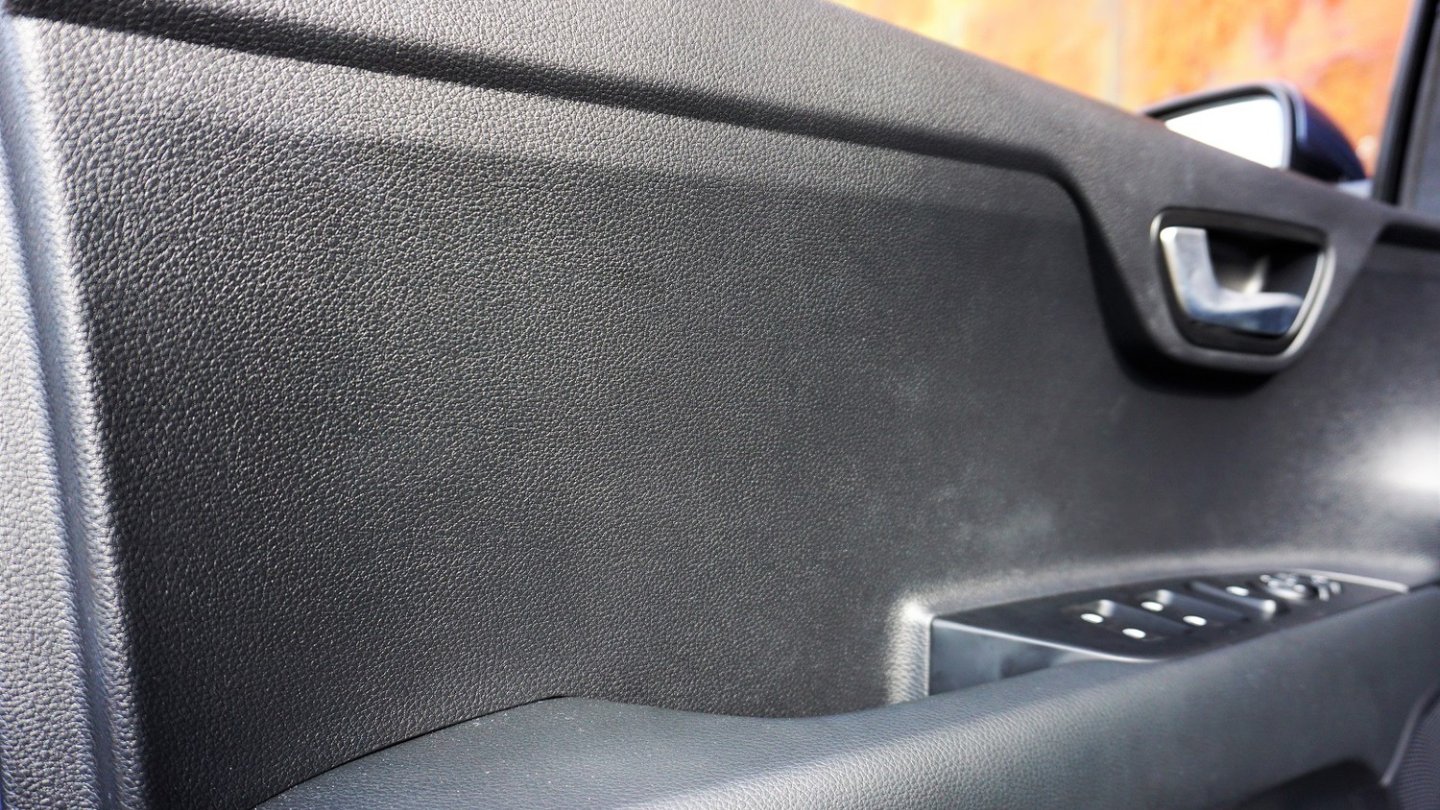 Ist ja hart: Die Türverkleidung innen zeigt den Rotstift.