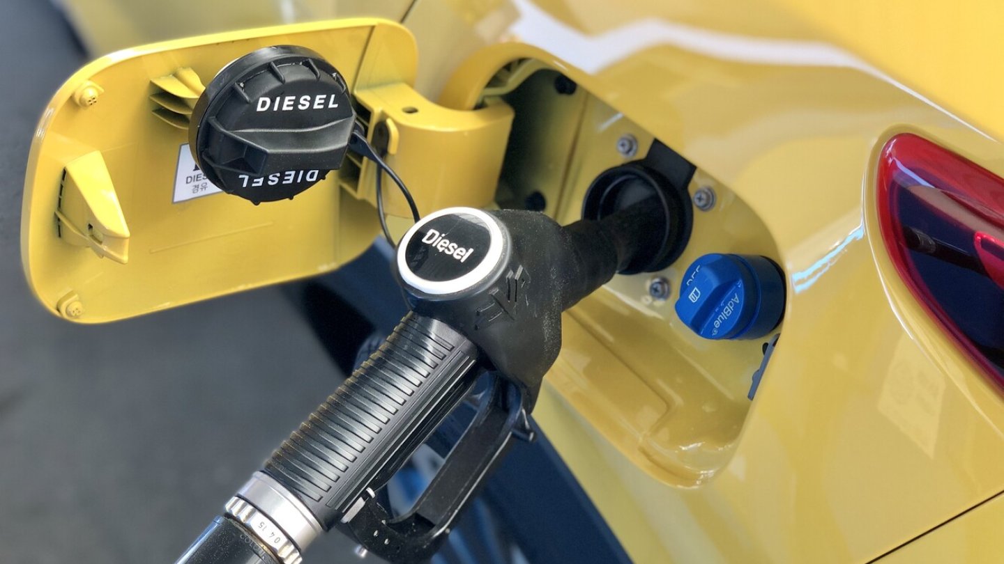 Der AdBlue-Einfüllstutzen liegt unter der Tankklappe.