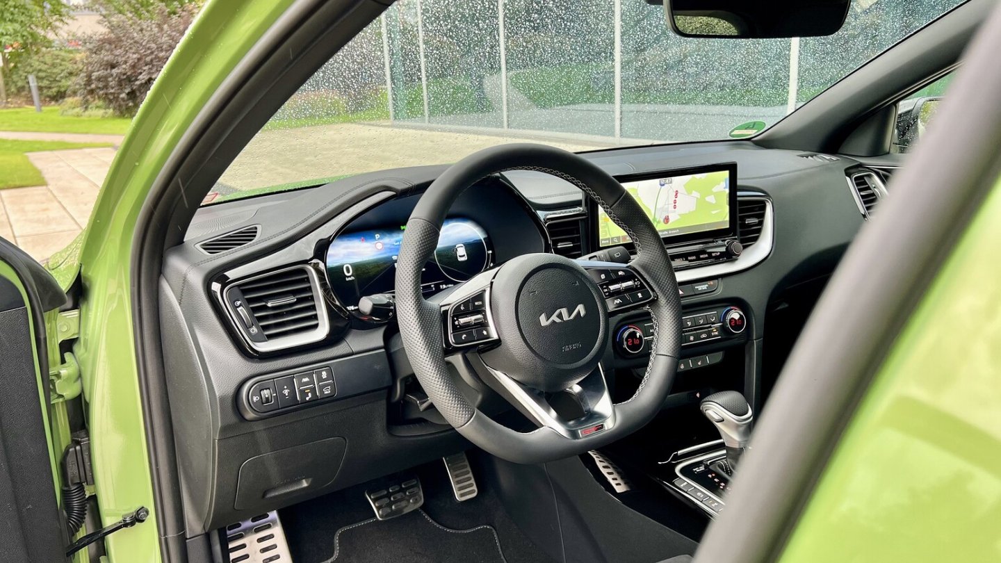 Das Cockpit bleibt auch nach dem Facelift klar gegliedert und lässt sich weitestgehend intuitiv bedienen.