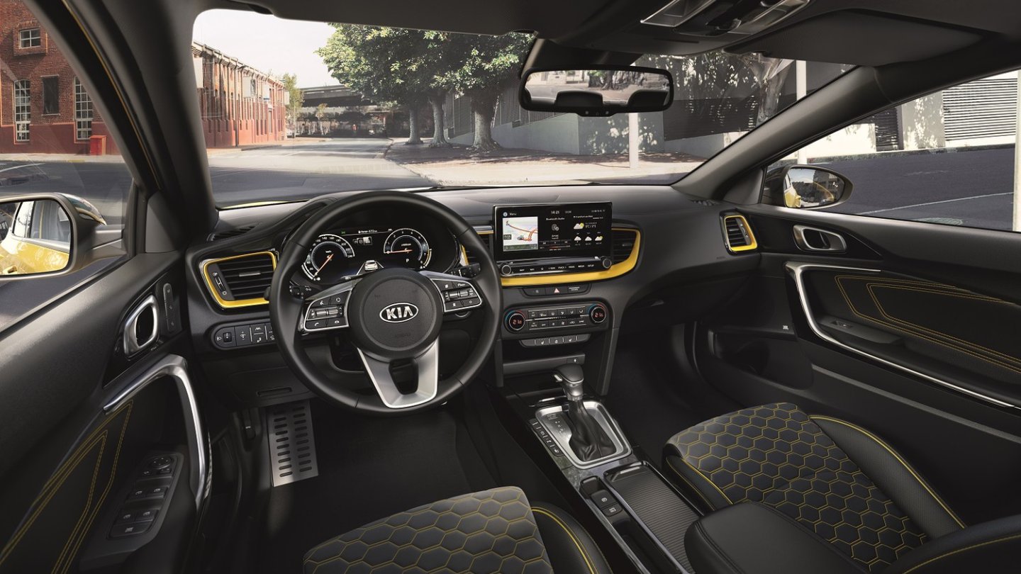 Das UVO-Connect ist immer online. Der Touchscreen misst bis zu 10,25 Zoll.