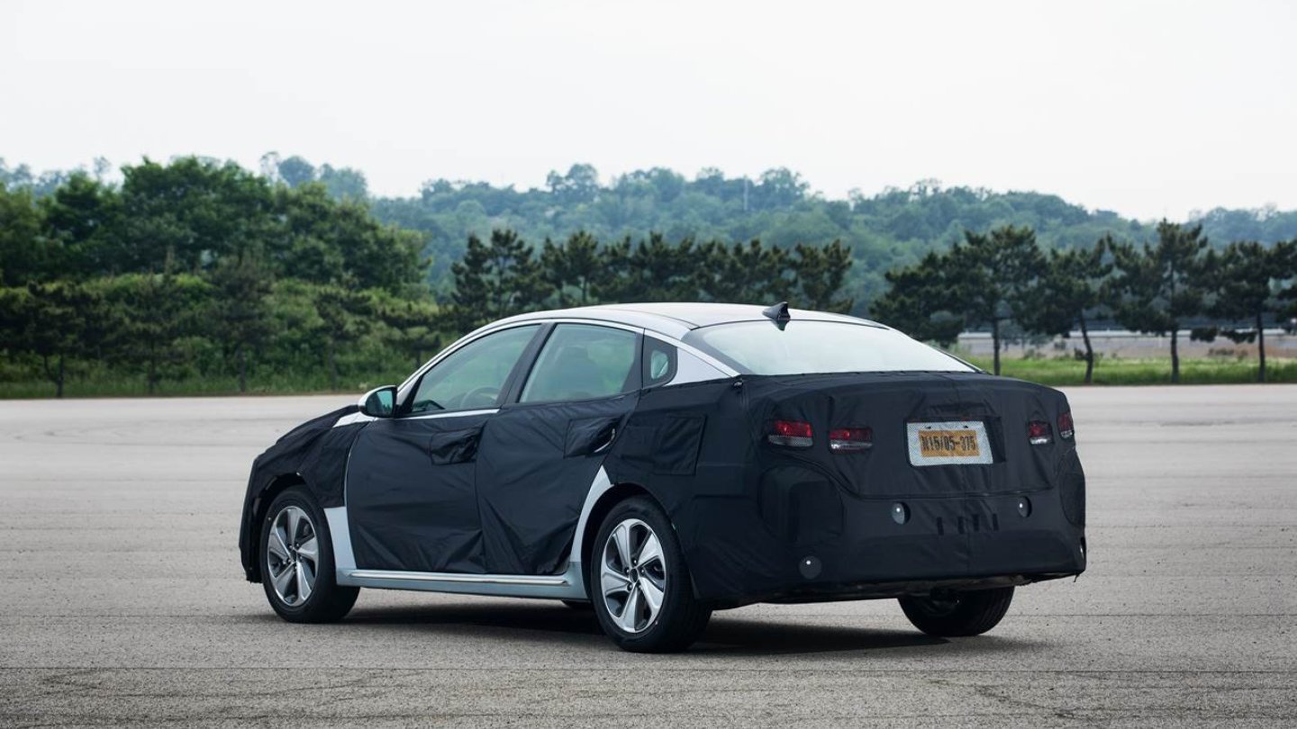 Ein bisschen Show muss sein: Obwohl der Optima bekannt ist, zeigt sich der PHEV noch getarnt