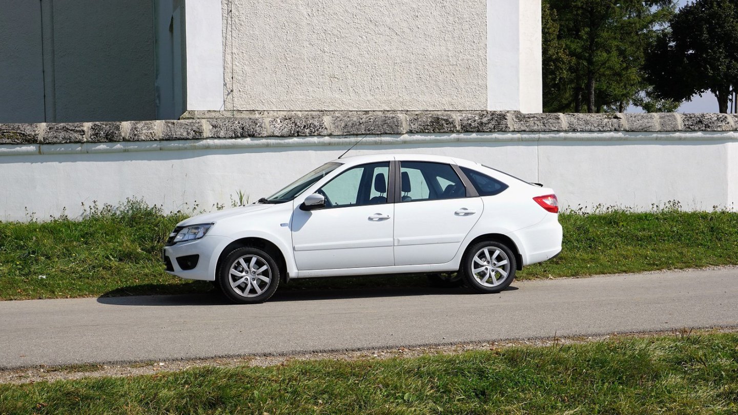 Mehr Lada geht im Moment nicht: Der Granta als Fließheck. So trat er hier zum Test an.