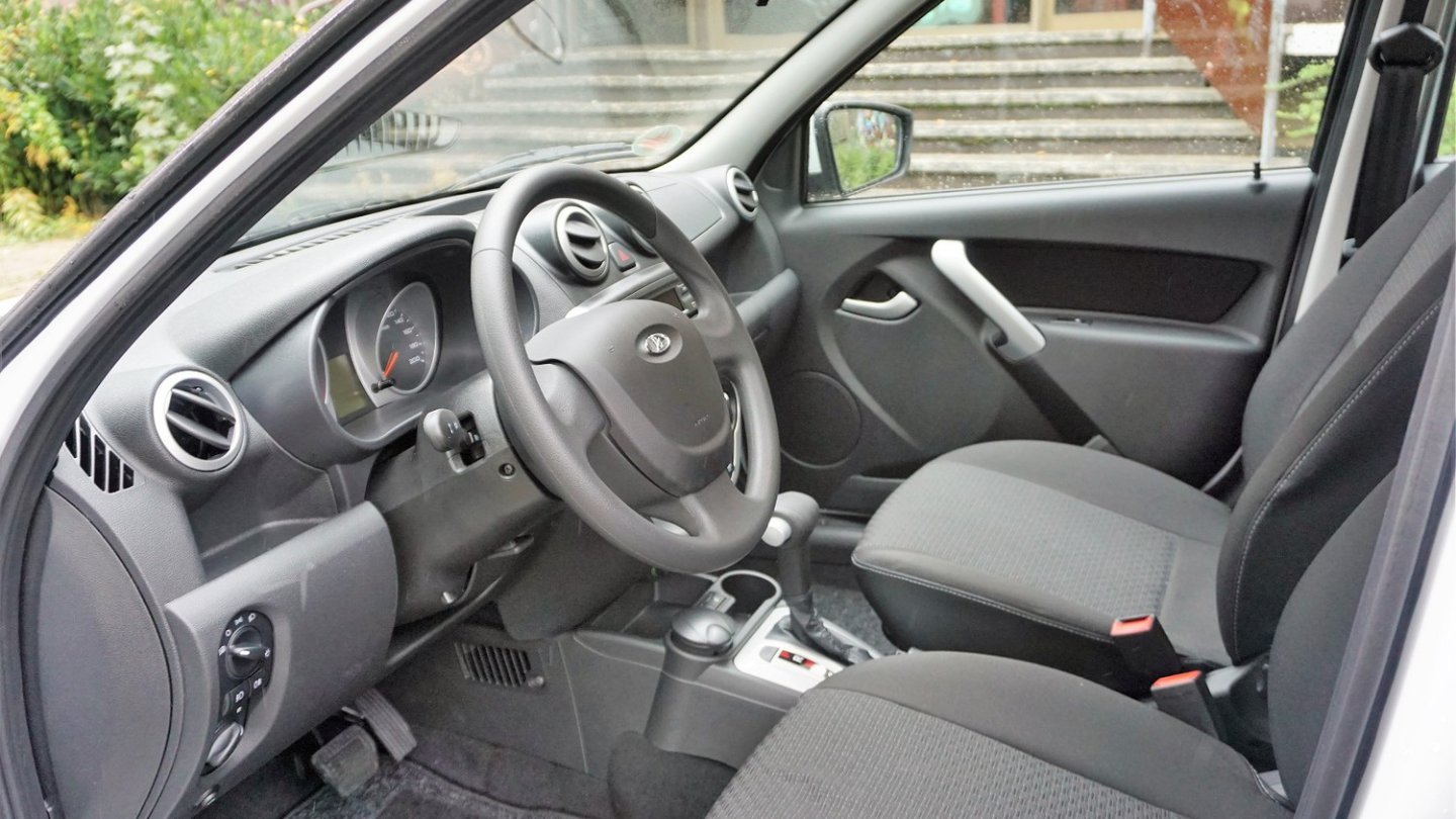 Die Zeitkapsel: Willkommen in den 90ern. Cockpit und Innenausstattung des Lada Granta sind rustikal, passen aber.