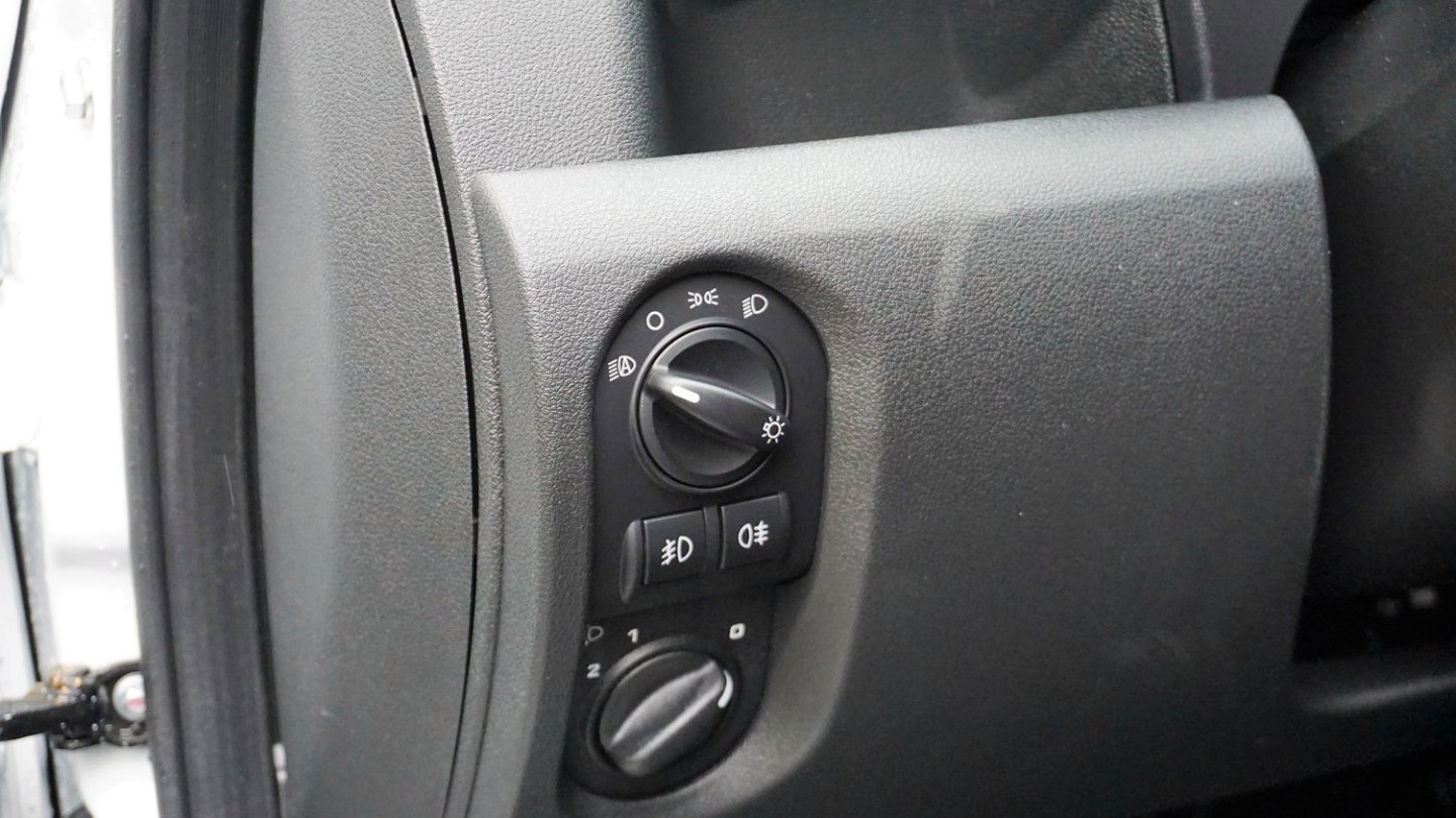 Willkommen in der Jetztzeit: Der Lada Granta hat sogar einen Lichtsensor für die Halogenscheinwerfer.