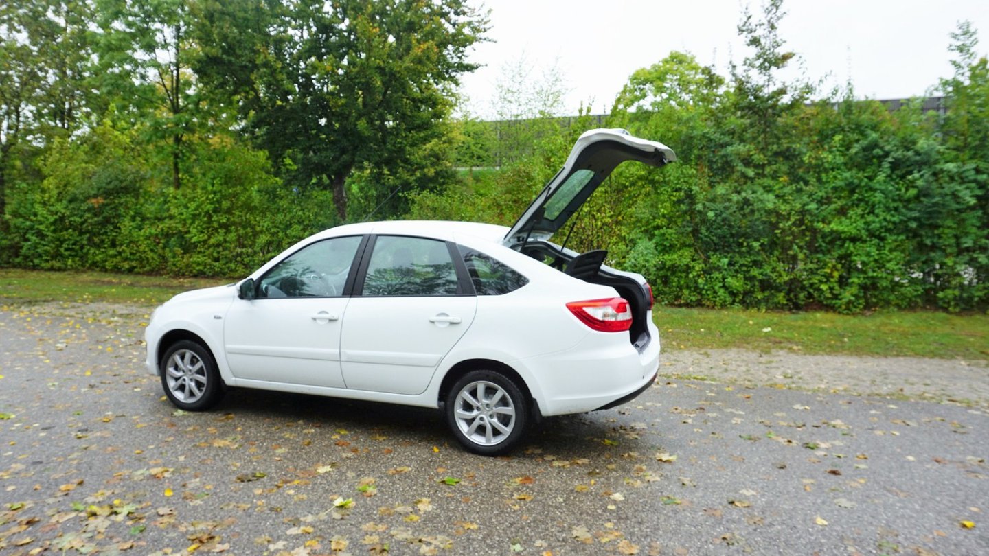 Hinter der großen Klappe kann man ordentliche 440 Liter einladen.
