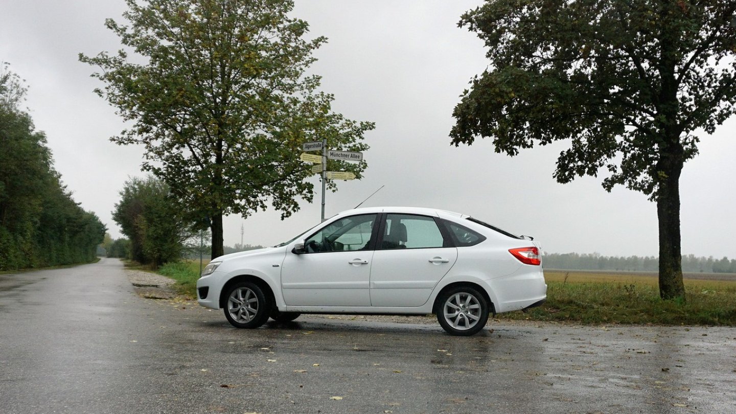 Wenig Rückmeldung in der Lenkung und starke Seitenneigung erfordern Eingewöhnung.