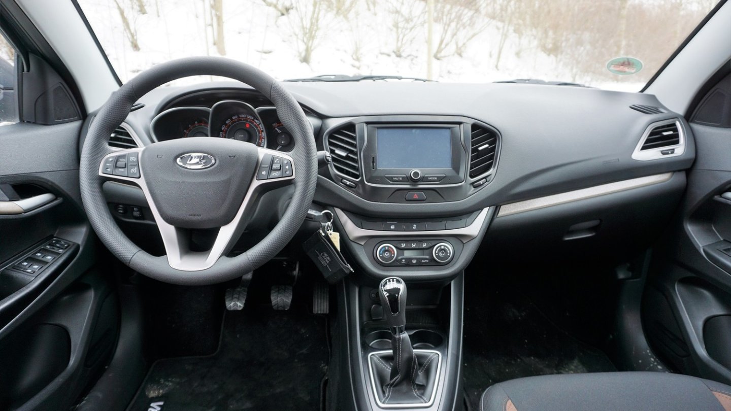 Der Lada Vesta Luxus bietet sogar ein Aftermarket-Infotainment mit sieben Zoll Bildschirm.