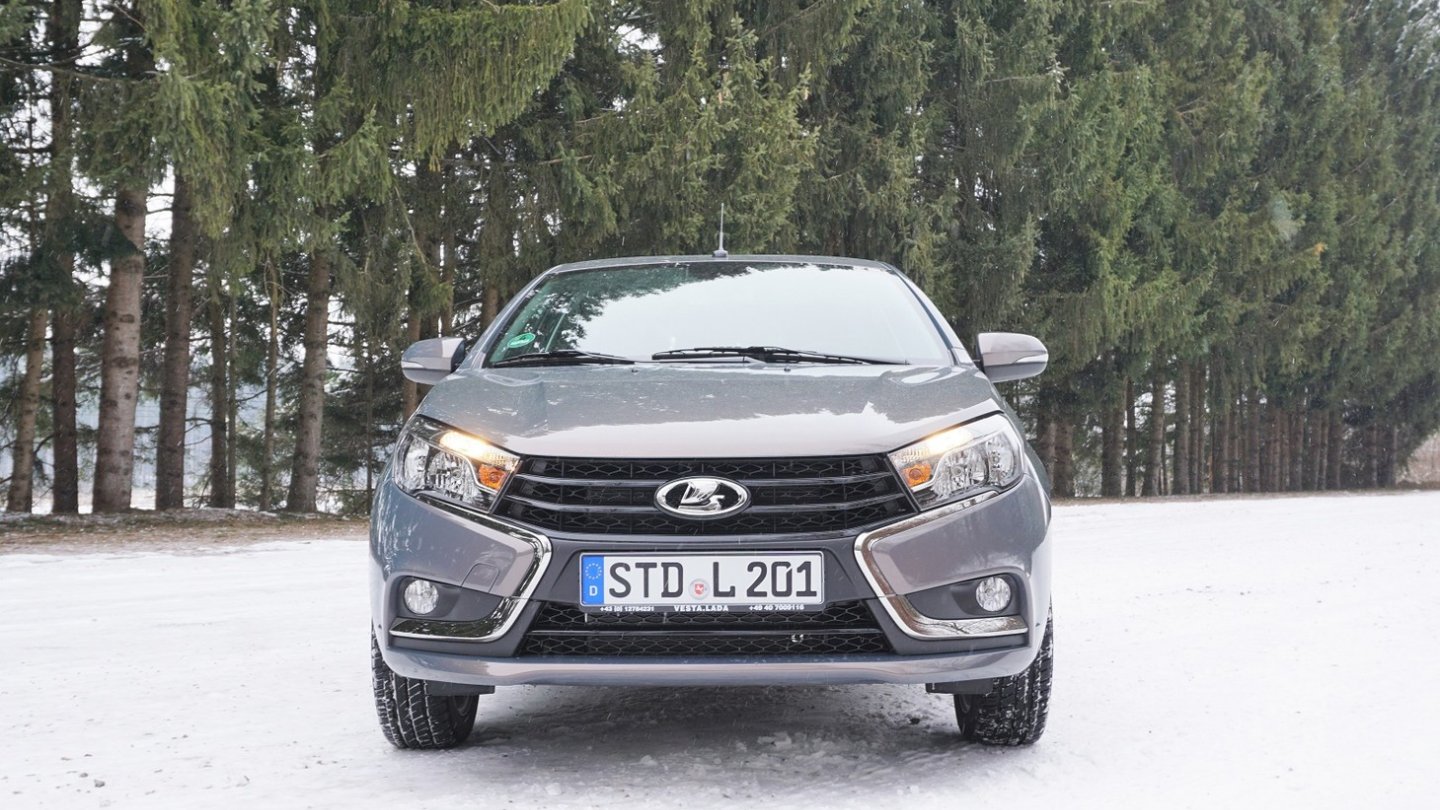 Die Front des Lada Vesta trägt das neue Lada-Design und damit durchaus eigenständige Züge.