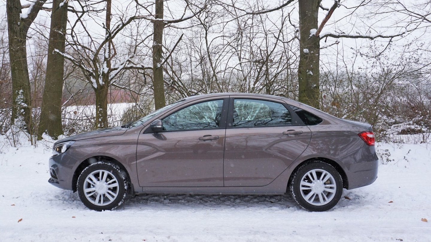 Auch das Profil der Karosserie hat das X zum Thema der Sicken und Kanten.